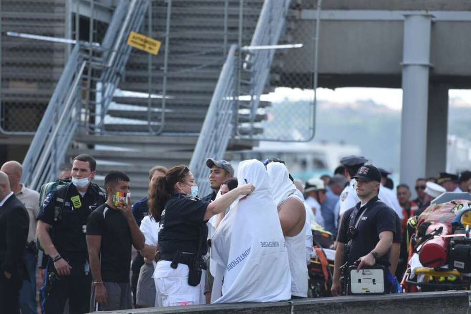 Según los reportes de la Policía, había 13 personas dentro de la embarcación que se accidentó. Tres, una mujer de 32 años, una mujer de 51 años y un hombre de 24 años, fueron llevados al hospital Mount Sinai West y están en condición estable.