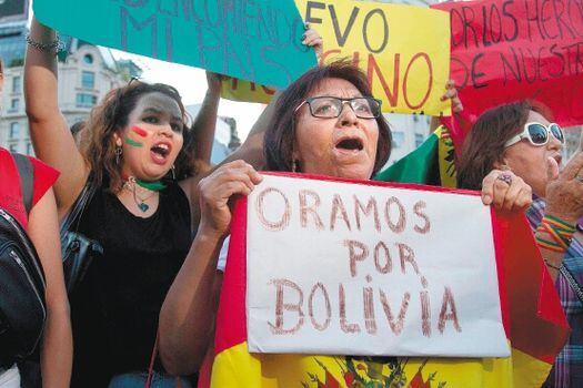  Durante la última semana se han presentado masivas manifestaciones a favor y en contra de la renuncia de Evo Morales en las grandes ciudades de Bolivia. / AFP