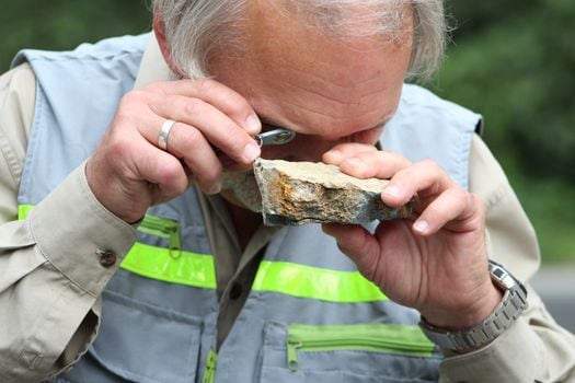 Geólogo revisando con su lupa una de las rocas en la excursión de campo. / Fotos: Servicio Geológico Colombiano