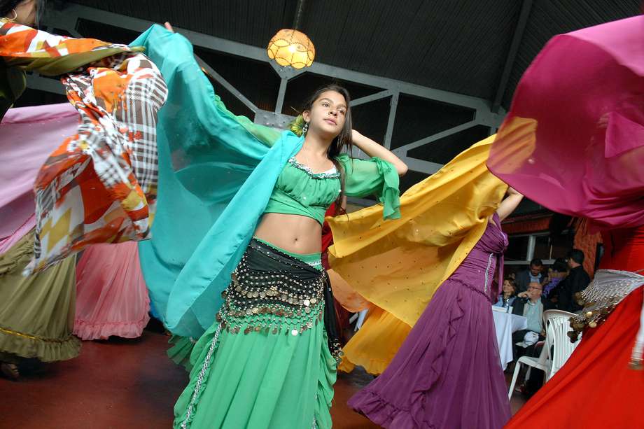 Danza tradcional del pueblo Rrom en un evento en Bogotá.
