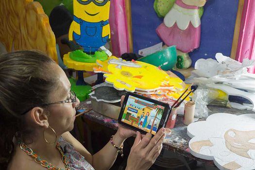 Yamile Hidalgo lleva año y medio apoyando la educación financiera en Tuluá (Valle), a través de tabletas. Ella  mejoró con este método la administración de su negocio de arte con icopor. / Archivo particular