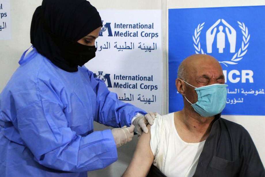 Un refugiado sirio recibe la vacuna contra el COVID-19 en Jordania, país que recibió a más de 1,3 millones de personas que huyeron de la guerra en Siria.  / AFP
