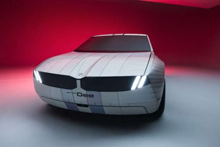 Este BMW también integra realidad aumentada en el parabrisas del vehículo, en donde puede mostrar información como la velocidad y demás anotaciones.