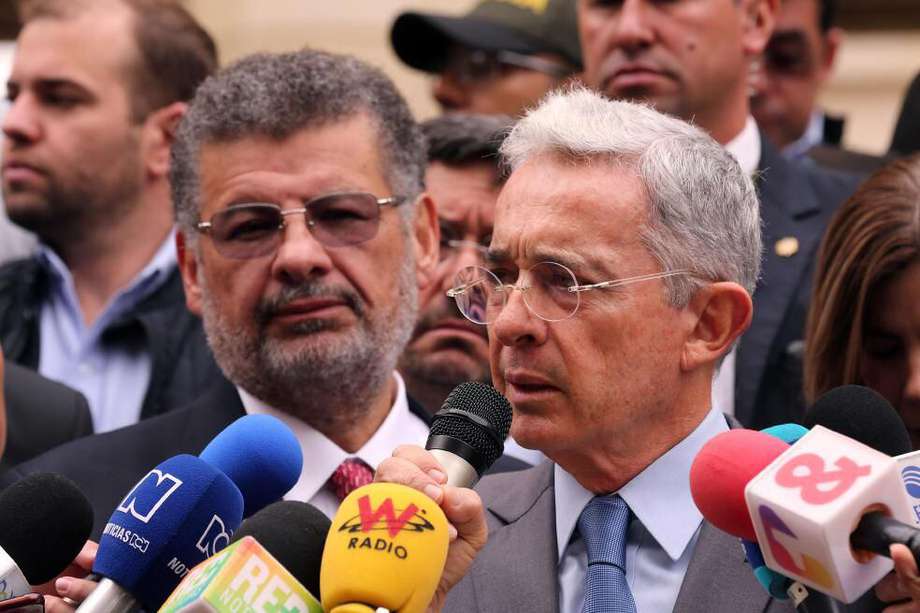 Expresidente Álvaro Uribe Vélez, en compañía de uno de sus abogados, el penalista Jaime Granados.