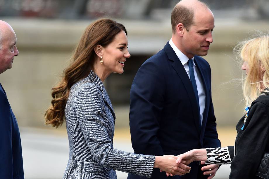Manchester (United Kingdom), 10/05/2022.- Britain's Prince William (C-R) and Catherine (C-L), the Duke and Duchess of Cambridge arrive for the official opening of the Glade of Light Memorial in Manchester, Britain, 10 May 2022. The British royal couple attended the official opening of the memorial, a white marble 'halo' bearing the names of the 22 people who were killed in the terror attack in May 2017 at the Manchester Arena. (Atentado, Duque Duquesa Cambridge, Reino Unido) EFE/EPA/PETER POWELL

