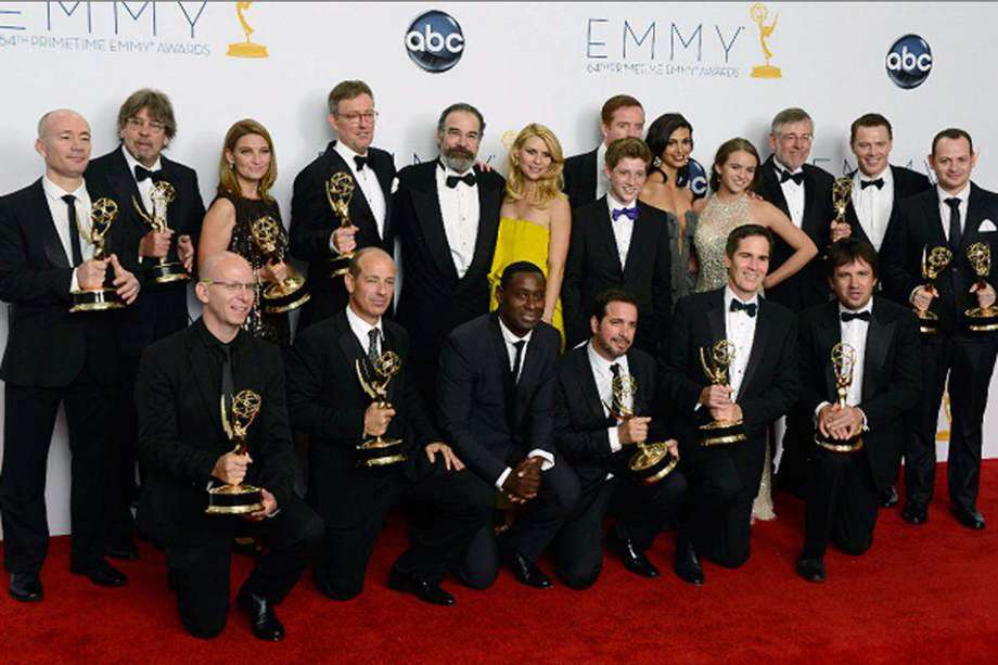El reparto de Homeland posa con los premios ganados en la 64 ceremonia de los premios Emmy. / Efe