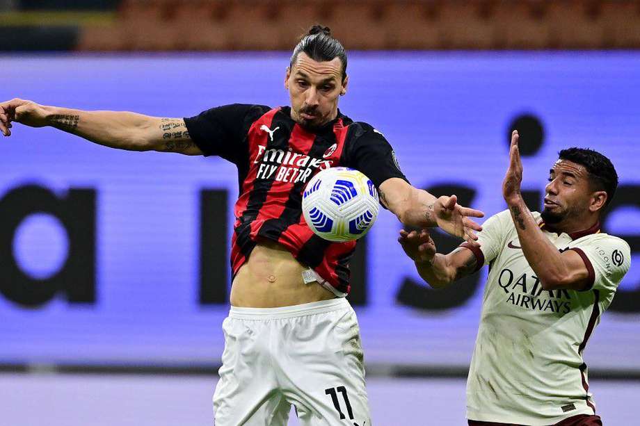 El delantero sueco Zlatan Ibrahimovic anotó doblete en la igualdad entre Milan y Roma.