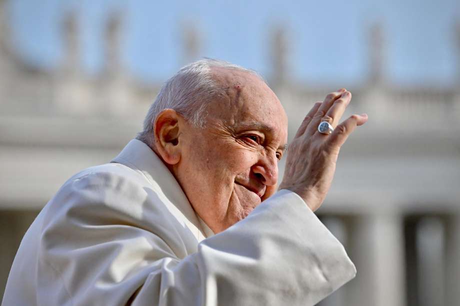 El papa Francisco saluda a los fieles durante su audiencia general en la Plaza de San Pedro, en Ciudad del Vaticano. 
