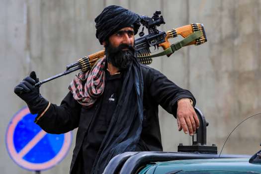 La seguridad talibán monta guardia en el barrio donde un ataque con drones estadounidenses mató al líder de Al-Qaeda Ayman al-Zawahiri, en Kabul, Afganistán.
