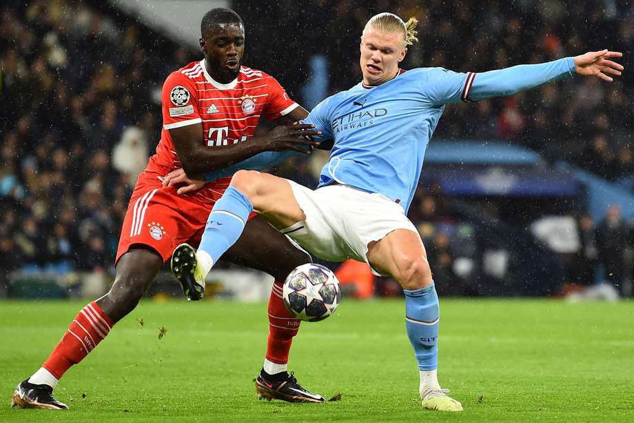 Erling Haaland disputa el balón con Dayot Upamecano en el partido en el que Manchester City goleó a Bayern Múnich.