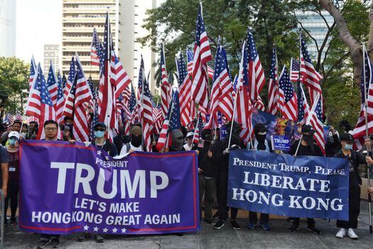 Bajo el lema "Hagamos de Hong Kong grande de nuevo", miles de manifestantes pro-democracia demuestran su apoyo al presidente estadounidense Donald Trump en Hong Kong. / EFE