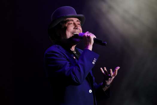 El cantante español Joaquín Sabina se presentó en 2015 en Bogotá  durante el concierto de su gira latinoamericana "500 noches para una crisis". EFE/LEONARDO MUÑOZ