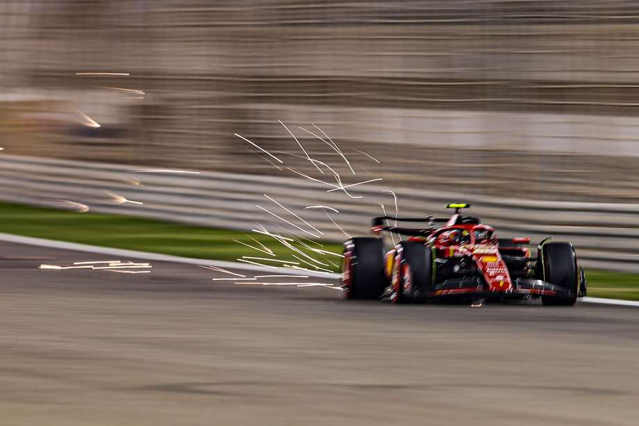 El piloto español Carlos Sainz Jr, de la Escudería Ferrari, en acción durante una sesión de entrenamientos libres para el Gran Premio de Bahréin de Fórmula Uno, en el Circuito Internacional de Bahréin en Sakhir, Bahréin, el 29 de febrero de 2024. El Gran Premio de Bahréin de Fórmula 1 de 2024 se celebrará el 02 de marzo.