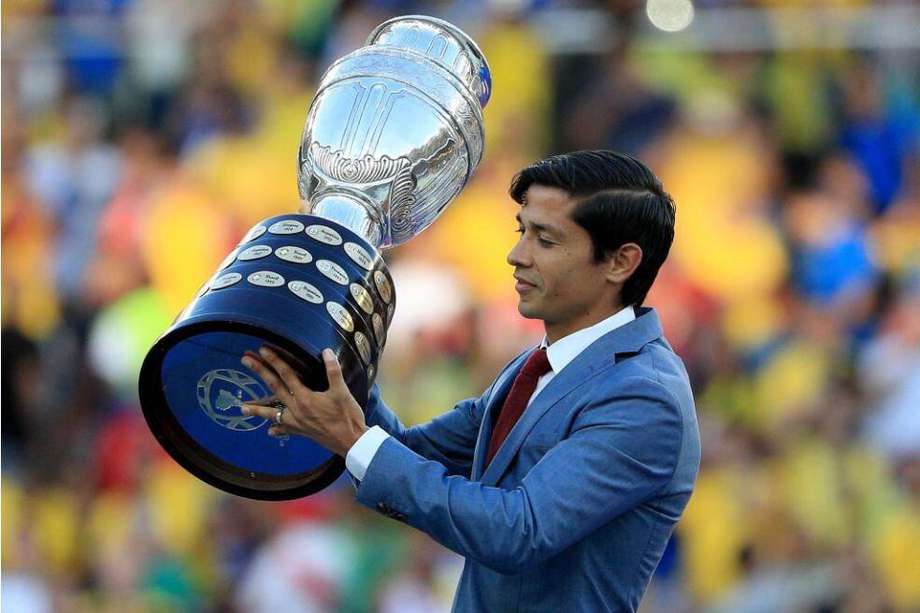 Matías Fernández fue campeón de la Copa América en 2015 y fue el encargado de presentar el trofeo en la final de la edición 2019.