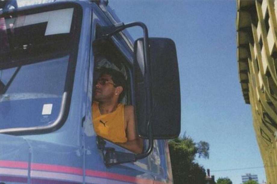 Diego a bordo de su camión Scania 360 modelo 113H en el que "los periodistas no podrían hacerle notas" por lo alto que es.