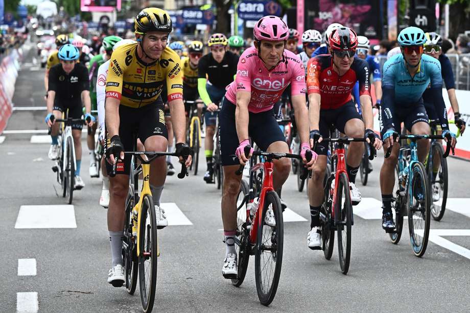 Geraint Thomas (de rosado), líder de la general del Giro de Italia 2023.
