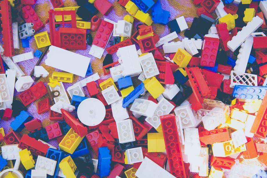 Lego utilizaba 90 mil toneladas de plástico en sus productos.