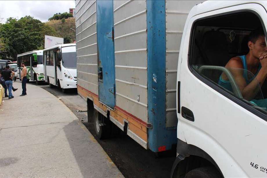 Una larga fila de camiones en las inmediaciones de una estación de servicio a las afueras de Caracas, mientras esperan su turno para poder cargar sus vehículos con diésel.