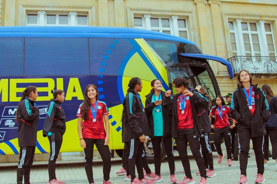 Después de su paso por la Casa de Nariño, las jugadoras se dirigieron al Movistar Arena, donde la Federación Colombiana de Fútbol les tenía preparado un recibimiento.