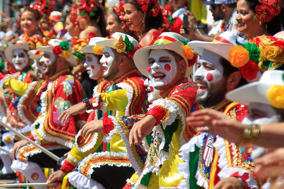 Miembros de una comparsa que participaron en el Carnaval de Barranquilla 2023. Los artistas barranquilleros le reclaman al alcalde que, aunque reconocen el valor de este evento, no es el único que necesita de apoyo público. 