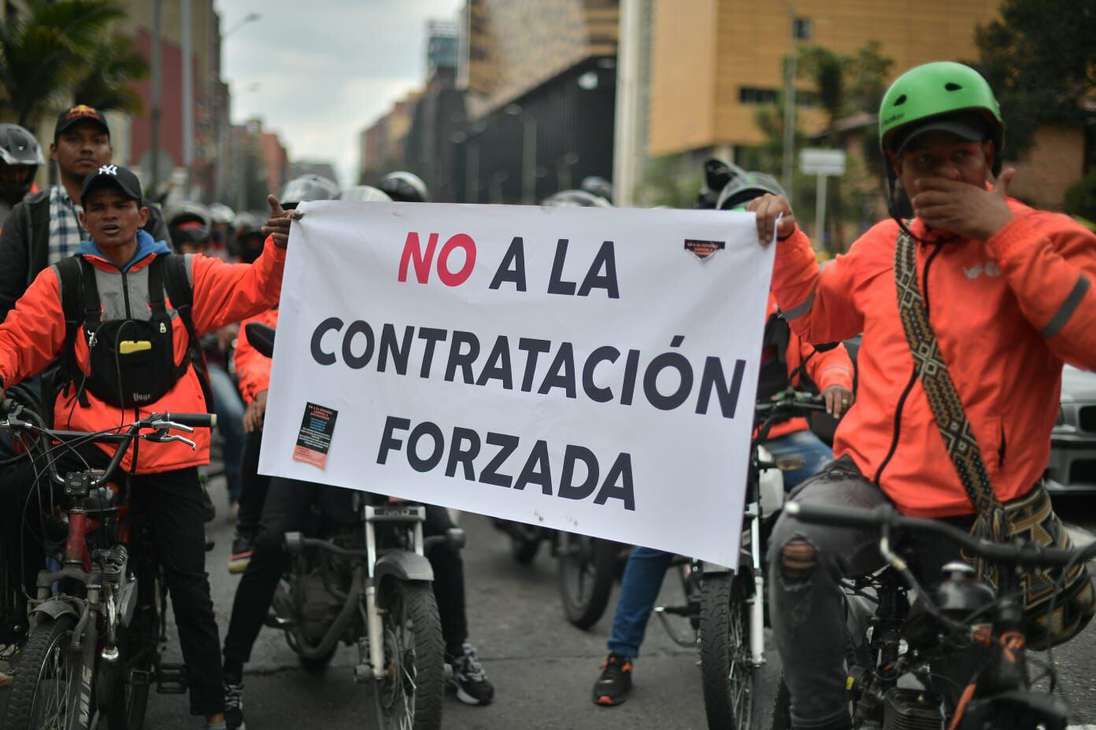 Gran parte de estos trabajadores se manifiestan hoy en contra de la vinculación contractual que propone la reforma laboral del Gobierno Nacional.