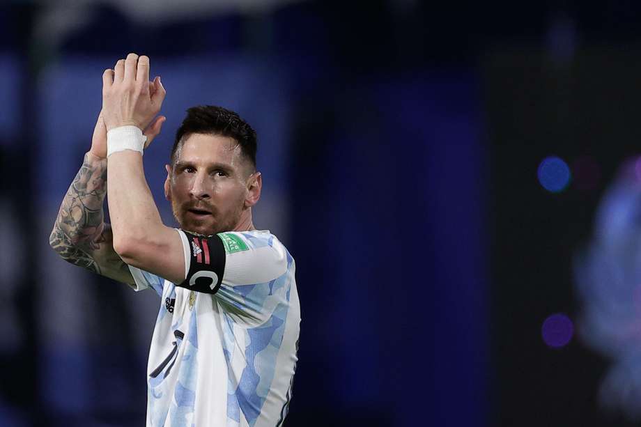 Durante un encuentro entre la Selección Argentina Femenina y Masculina, Messi fue el único que se tomó fotos con las jugadoras. | EFE/Juan Ignacio Roncoroni
