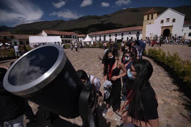 Villa de Leyva hace un festival de astrónomas, pero invita a una astróloga y varios hombres