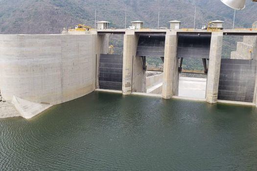 Imagen de las compuertas abiertas del proyecto hidroeléctrico Ituango.  / Cortesía EPM 