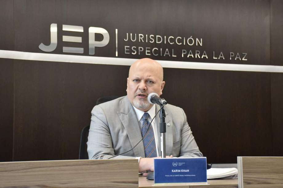 Fiscal Karim Khan de la Corte Penal Internacional, durante su visita oficial a la JEP.