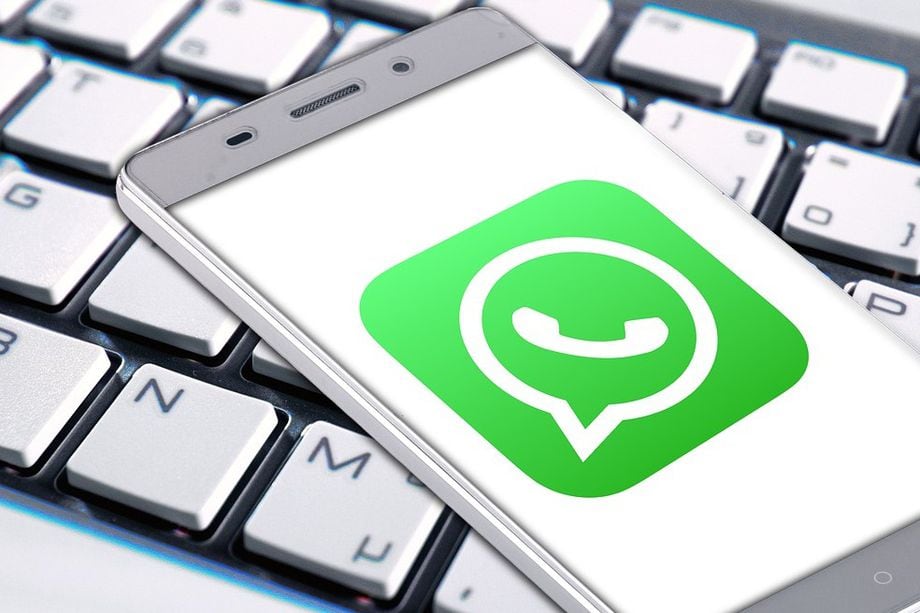 Descubre cómo enviar mensajes programados y respuestas automáticas en WhatsApp.