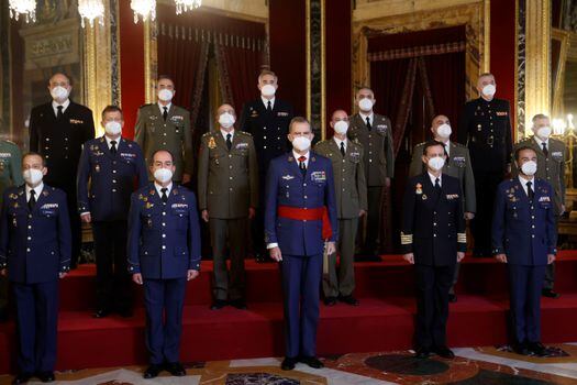El rey Felipe VI posa junto a un grupo de coroneles y capitanes de navío a quienes recibió el martes en el Palacio Real de Madrid. 
