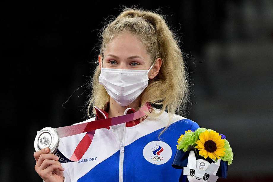Tatiana Minina, medallista de plata rusa, posa en el podio después de los combates de taekwondo femeninos de 57 kilogramos.