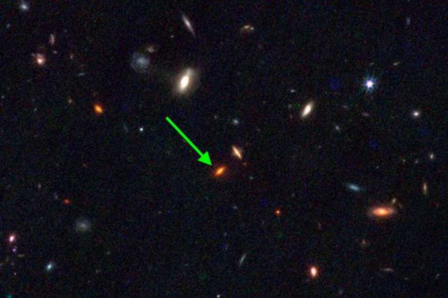 "Esta imagen del James Webb muestra una galaxia de disco rojo, pero solo con imágenes es difícil distinguirla de otros objetos. El análisis espectral de su luz con JWST reveló su naturaleza anómala: se formó hace unos 13.000 millones de años, aunque contiene más o menos 4 veces más masa en estrellas que nuestra Vía Láctea actual", explicaron los investigadores.