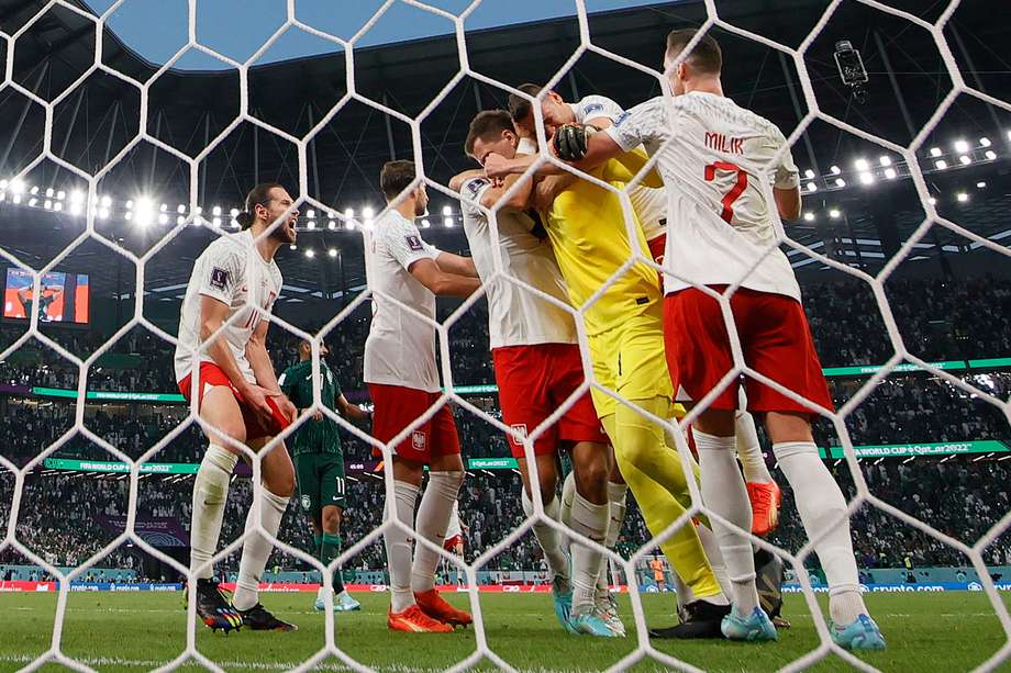 Así felicitaron los jugadores de Polonia a Szczesny, que atajó un penalti clave al final de la primera parte. 