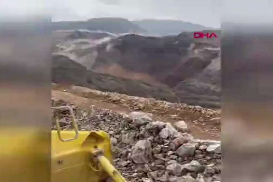 El derrumbe sucedió sobre las 14.30 (11.30 GMT) en una mina a cielo abierto cerca del embalse de Bagistas, a unos 90 kilómetros de la ciudad de Erzincan, en el este de Turquía. No se tiene información de nueve mineros que se encontraban trabajando en ese momento.