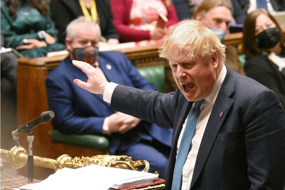 Boris Johnson, conocido por su talento para el escapismo político, defendió con uñas y dientes su labor contra el coronavirus y frente a una eventual invasión rusa de Ucrania, evadiendo los reclamos de renuncia que se escucharon en el Parlamento.