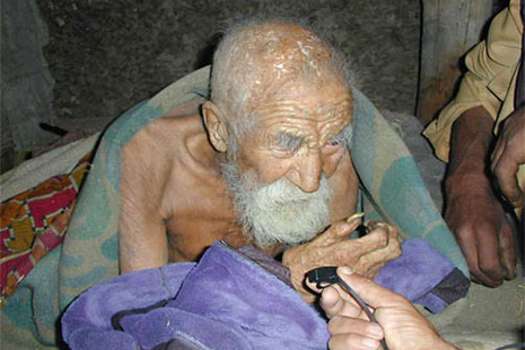 Hombre indio dice ser “inmortal” por tener 179 años