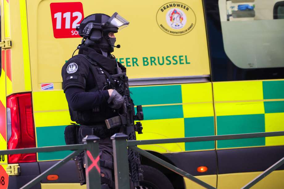Un oficial de policía belga está cerca del lugar en el que murió el hombre sospechoso de haber atacado a ciudadanos suecos en Bruselas. 