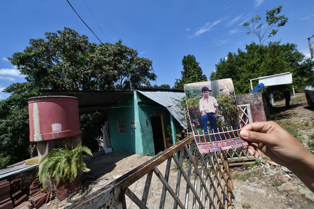 Una foto de Jorge Leiva de pequeño, frente a la casa que vivían.