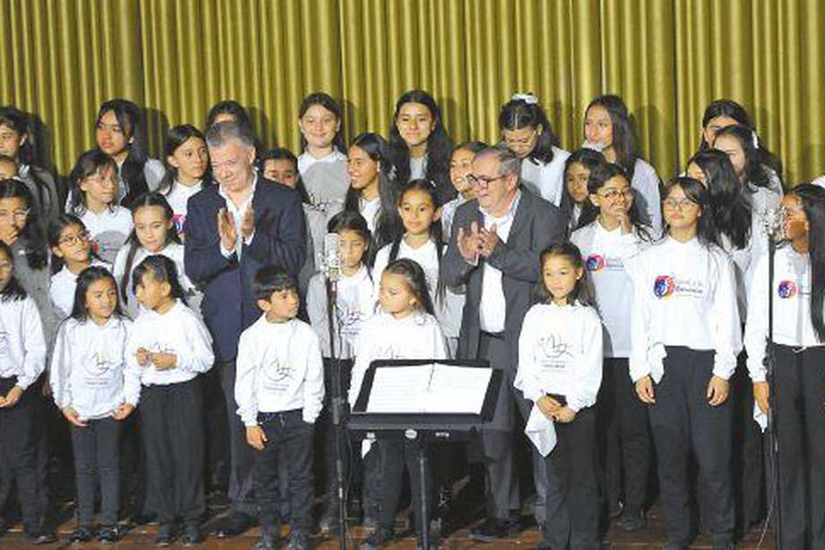  El coro de Hijos e Hijas de la Paz de la Orquesta Filarmónica de Bogotá estuvo presente en el evento. En la foto aparecen el expresidente Santos y Rodrigo Londoño.  / José Vargas - EE