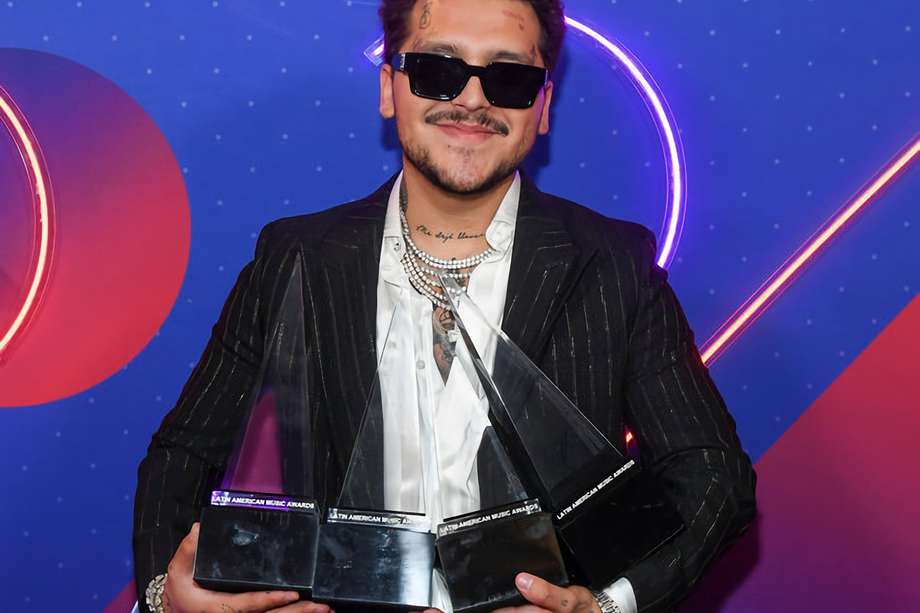 Christian Nodal mientras celebra sus cuatro premios de los Latin American Music Awards 2022, galardones entregados este jueves en Las Vegas.