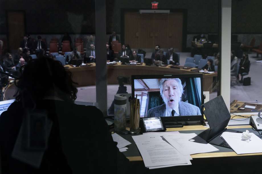 En la sede de las Naciones Unidas en Nueva York, el músico británico Roger Waters, visto en el monitor de un intérprete, pronuncia un discurso a través de vídeo en una reunión del Consejo de Seguridad de las Naciones Unidas convocada por Rusia sobre las armas entregadas a Ucrania.
