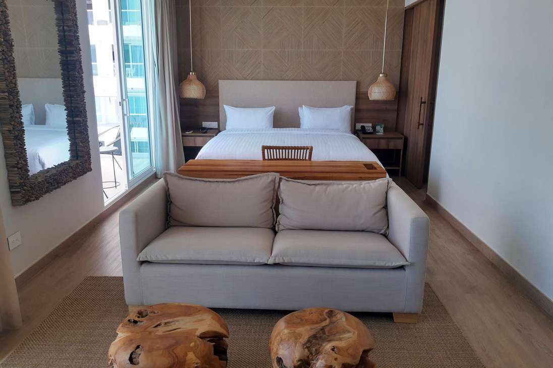 Santa Marta Marriott Resort Playa Dormida cuenta con cuatro tipo tipos de acomodación: Habitación con cama King, habitación con dos camas dobles, junior suite y suite. Todas son amplias, cuentan con balcón y vista parcial o frontal al mar.