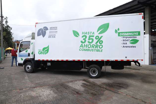 La etiqueta ambiental que busca clasificar a los vehículos contaminantes en Bogotá