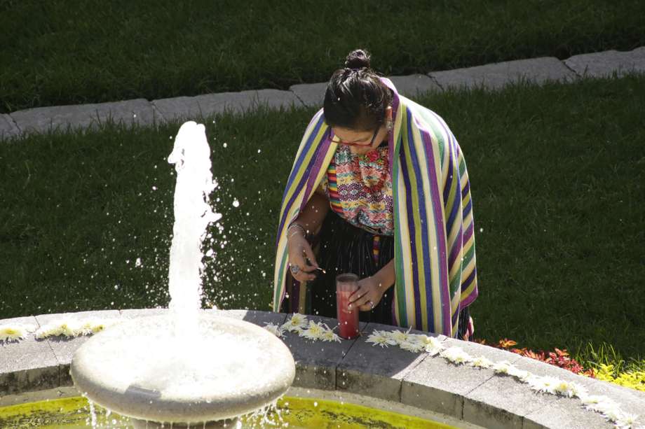 Una mujer indígena hace una celebración en la sede de la Cumbre Iberoamericana en Antigua, Guatemala.  / EFE