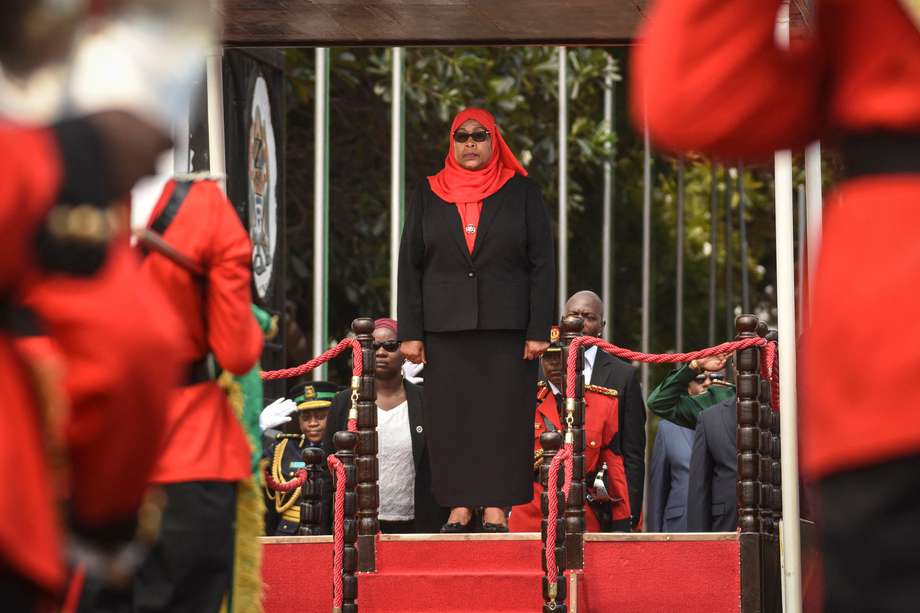 La Constitución estipula que, si muere el presidente, el vicepresidente debe sucederle y acabar el resto de su mandato de cinco años, por lo que la mandataria gobernará hasta 2025, pues Magufuli fue reelegido en las elecciones del pasado 28 de octubre.