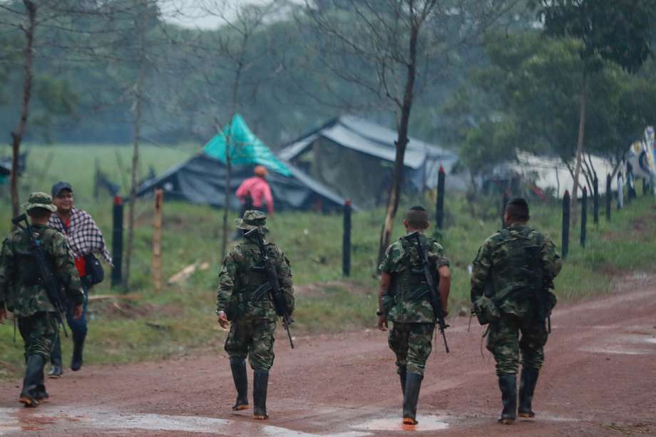 Guerrilleros de la disidencia de las FARC vigilan, el 15 de abril 2023, en Casa Roja (Colombia). EFE/Ernesto Guzmán
