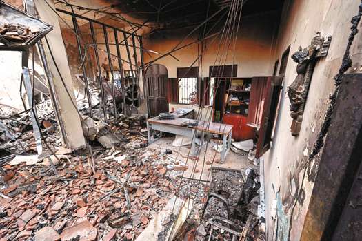 Las autoridades investigan la autoría del ataque contra la sede máxima de la justicia en Tuluá, que quedó reducida a escombros y cenizas. / AFP