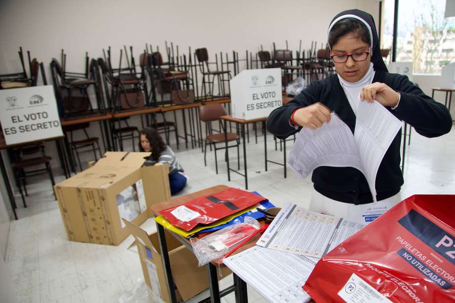 Personas inician el conteo de la votación del referéndum este domingo en Quito (Ecuador).