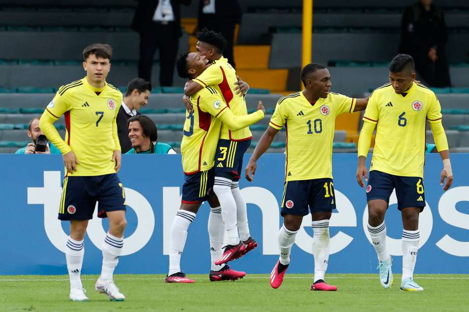 Los jugadores de Colombia celebran uno de los goles en la victoria frente a Venezuela en el último partido del hexagonal final del Sudamericano.